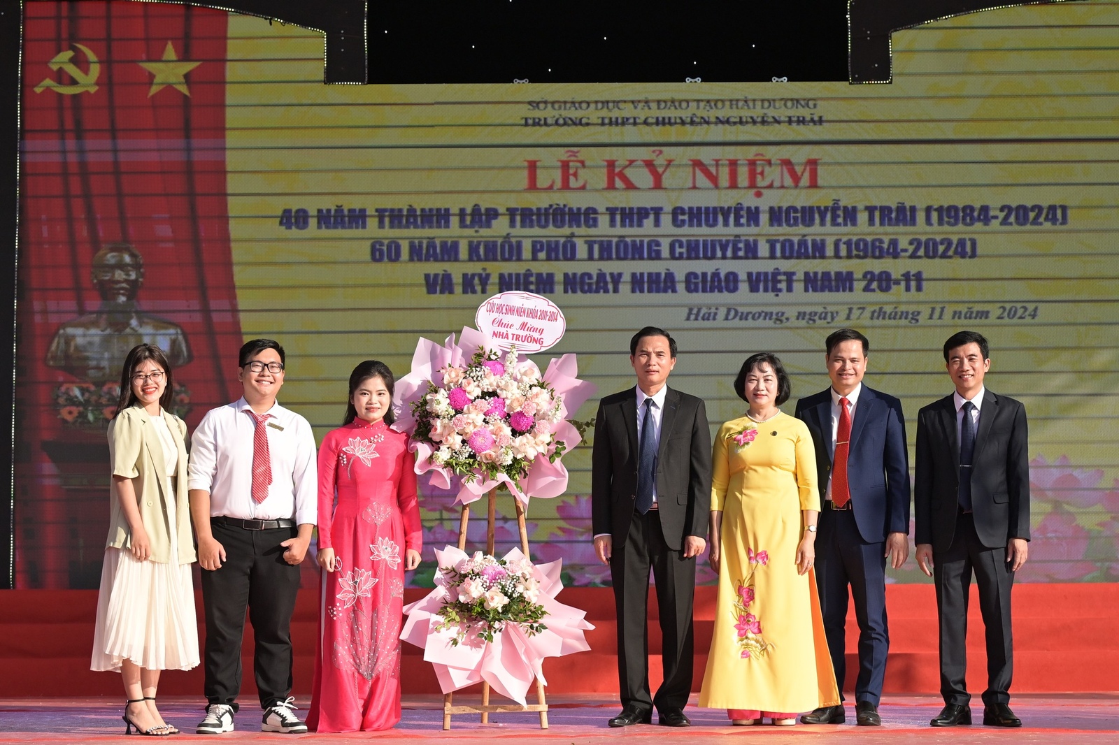 Nhấn để phóng to